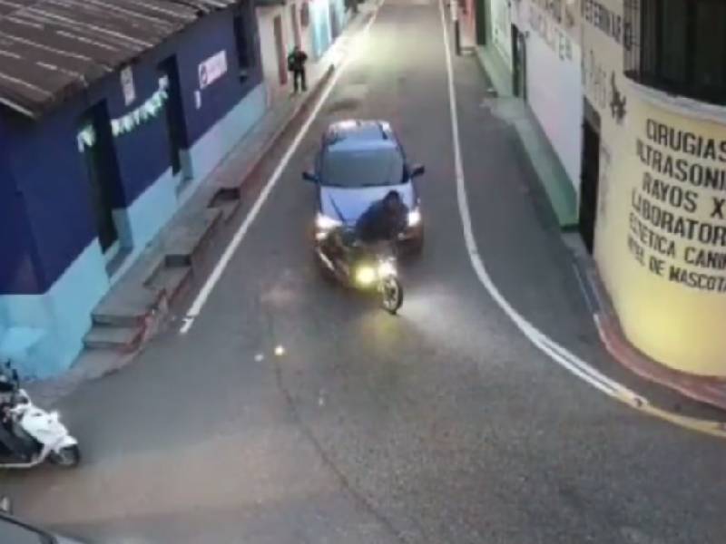 VIDEO: Conductor atropella a motociclista que le cerró el paso