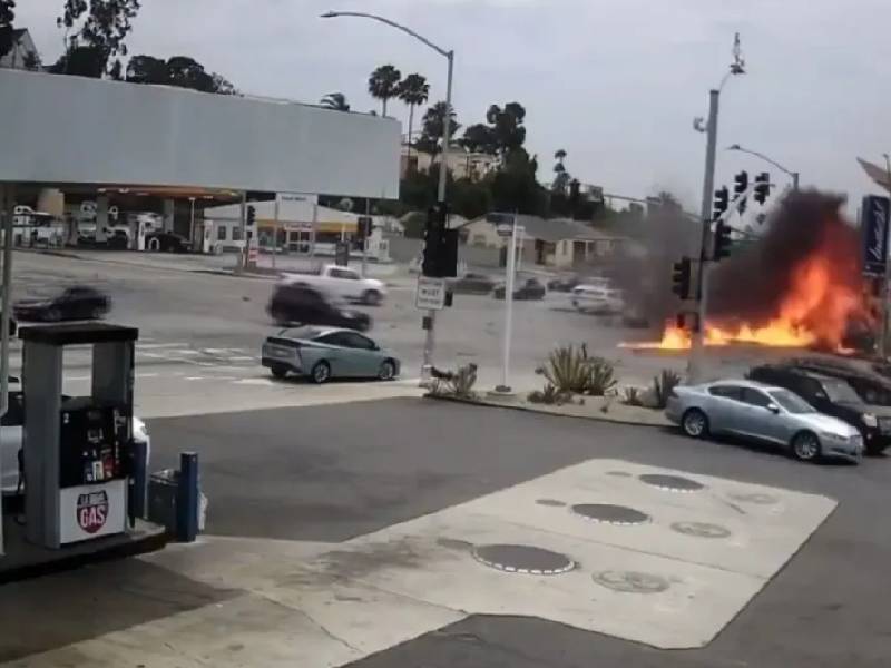 Video. Conductora se pasa un alto y ocasiona choque; hay seis muertos