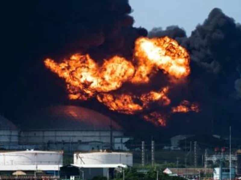 Colapsa tercer tanque petrolero durante grave incendio en Cuba