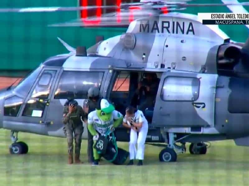 Usan helicóptero de la Marina para transportar a ‘Pochi’, mascota de los Olmecas de Tabasco