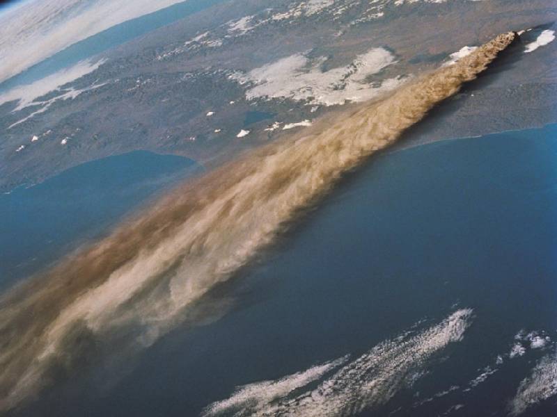 Foto de erupción volcánica vista desde el espacio cobra vida