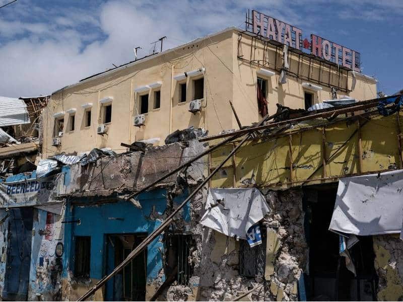 Sube a 21 cifra muertos en ataque yihadista a un hotel en Somalia