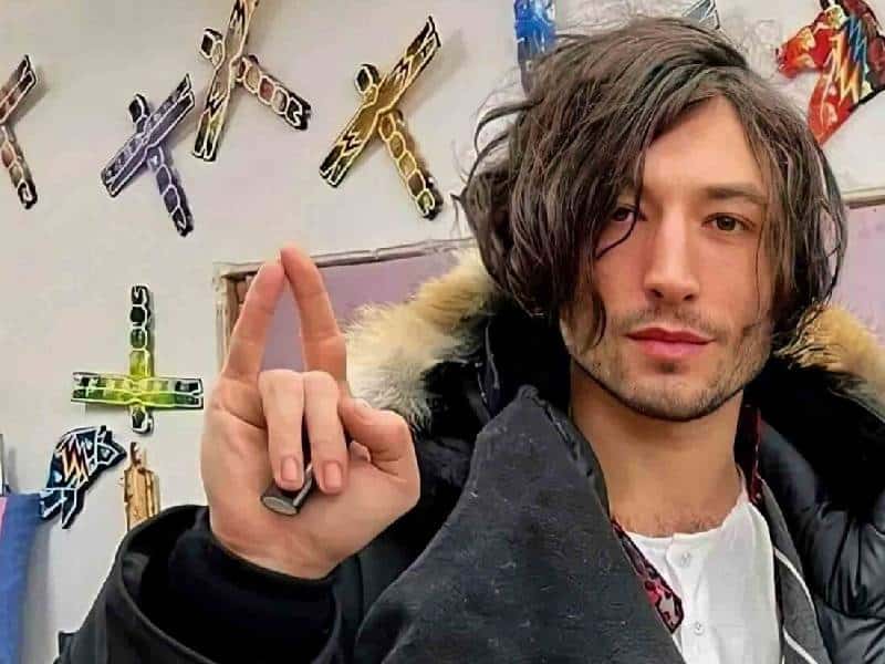 ¡Otra vez tú! Ezra Miller es visto portando chaleco antibalas y armas