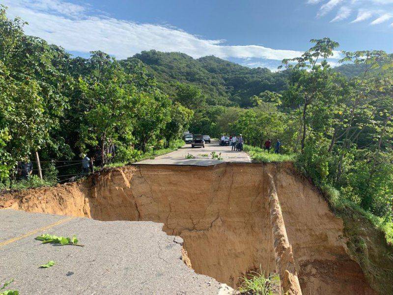 Corte carretero y 7 vehículos arrastrados por lluvias en Guerrero