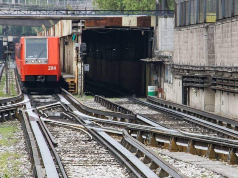 Joven sube a techo del metro, resbala y pierde un brazo