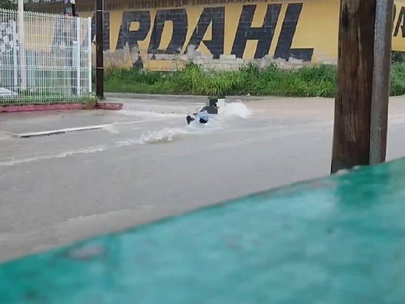 Juega en corriente de agua en Samulá, Campeche