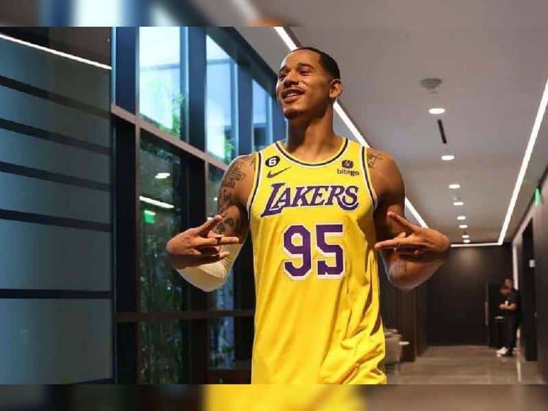 Juan Toscano luce el uniforme de los Lakers durante el segundo día de medios