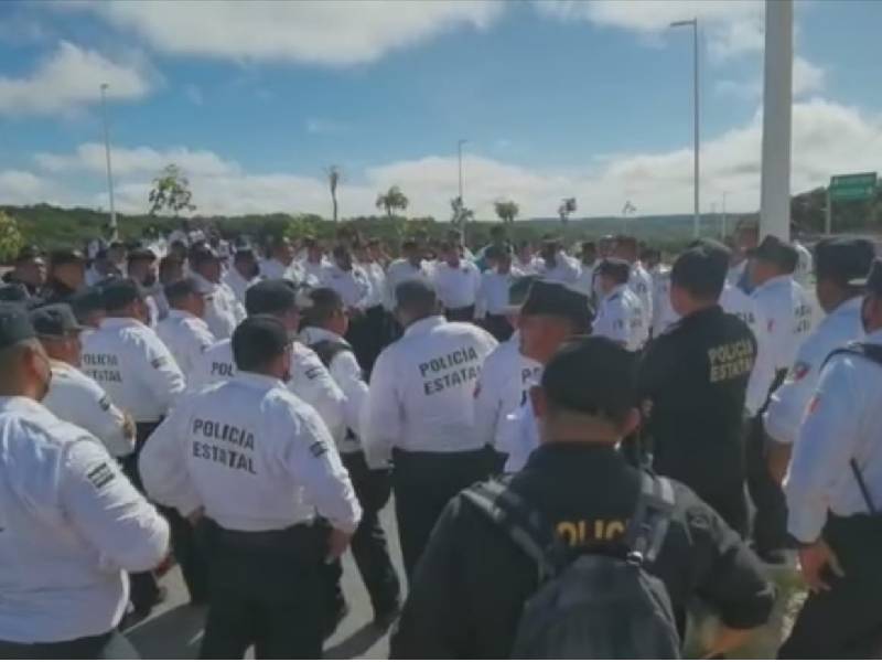 Policías protestan por medidas de rigor