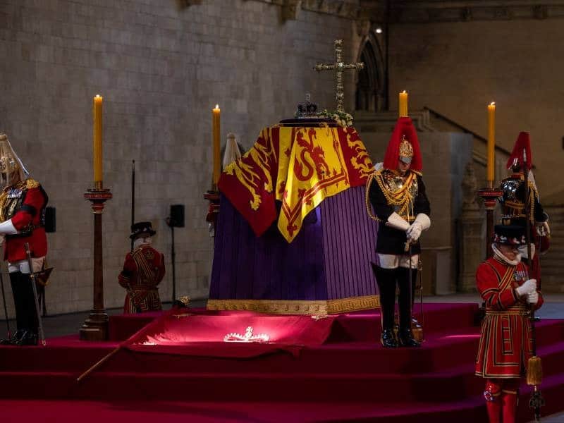 El féretro de la reina Isabel II está en el Palacio de Westminster