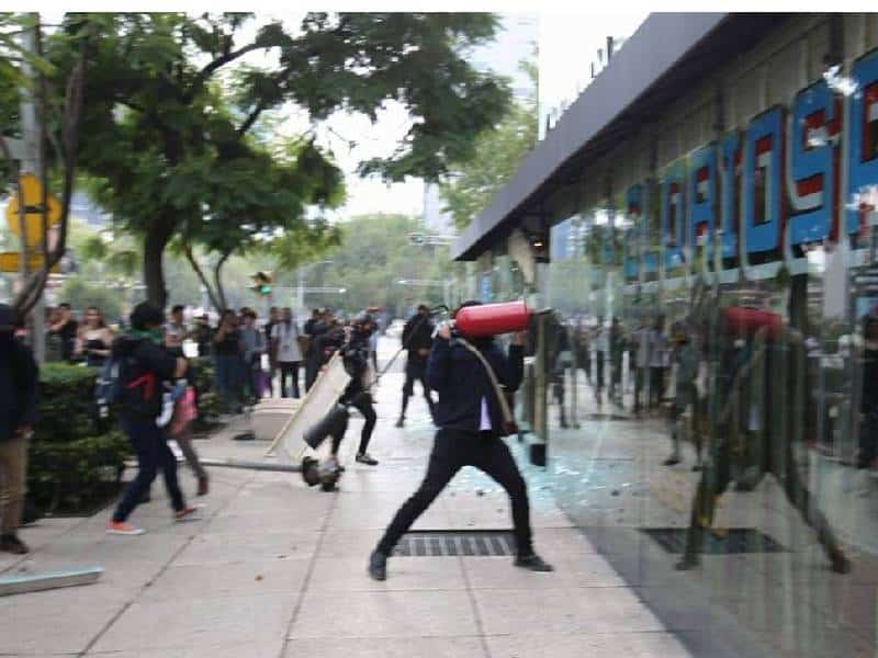 Varios comercios fueron vandalizados por manifestantes con piedras y otros objetos