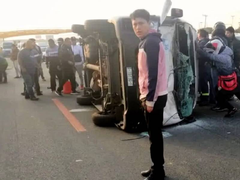 Combi vuelca en la carretera México-Puebla; hay al menos 14 lesionados