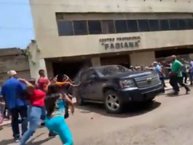 Video: Presuntos militantes chavistas agreden a Juan Guaidó