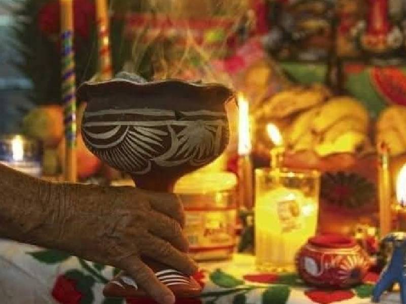 os mayas ancianos están heredando a las nuevas generaciones rituales como los de elaboración altares prehispánicos y modernos