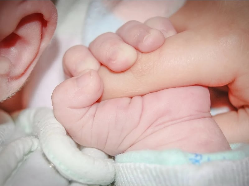 FOTOS: Madre le pone uñas postizas a su bebé