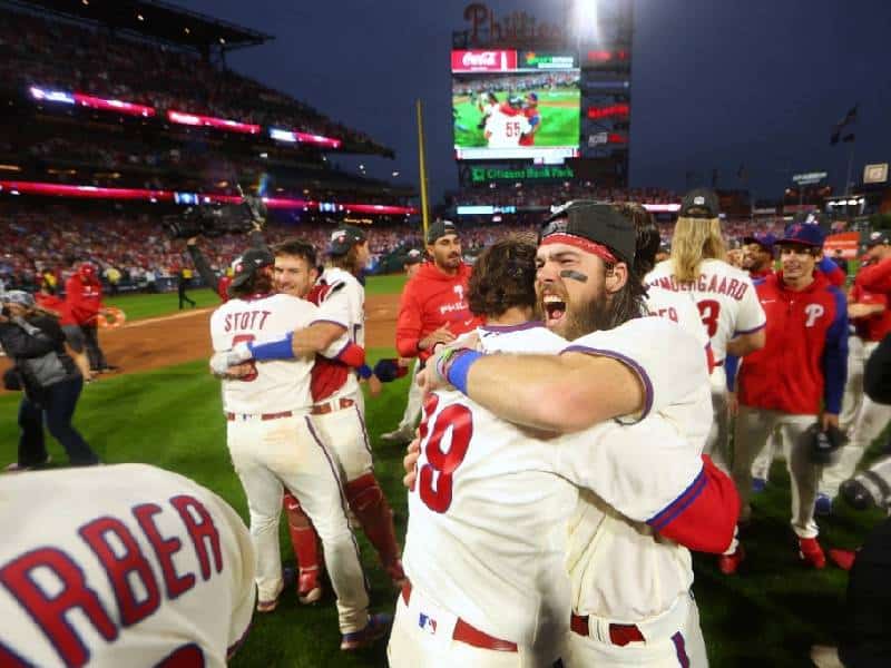 Phillies derrota a los Padres 4-3 para llevarse la victoria