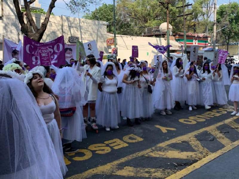 Video. Mujeres vestidas de novia protestan contra la violencia vicaria