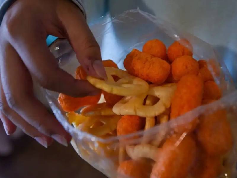 Diputados prohíben venta de comida chatarra y publicidad en escuelas
