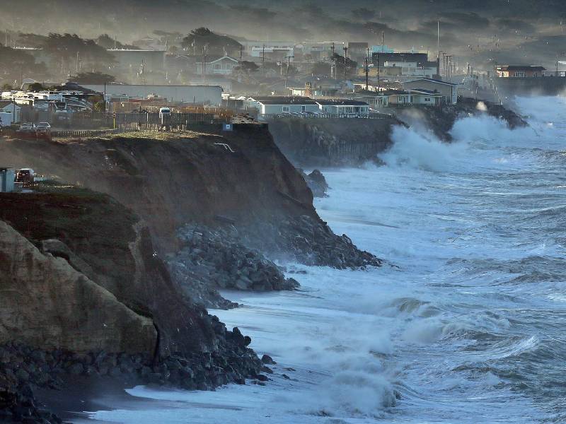 El océano “devora” la costa de California