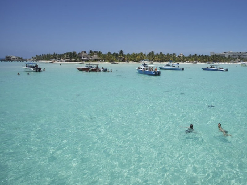 Todo lo que rodea a este lugar es indescriptible, tan sólo empezando por la vista al mar que refleja diferentes tonalidades de azul, así como los arenales entre la laguna y el mar.