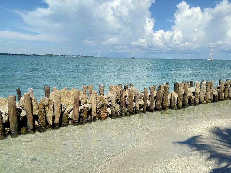 A Punta San Julián se puede llegar en auto para estacionarse en el área más alejada de la playa,