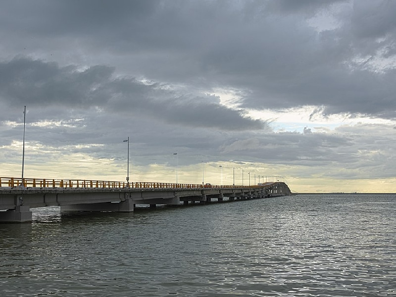 El puente fue construido en el punto denominado previamente Punta Zacatal, pequeño cabo en el litoral continental que conforma la Laguna de Término