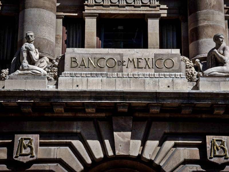 Banxico ajusta a 10.0% la tasa de interés y reduce sus estimaciones de inflación