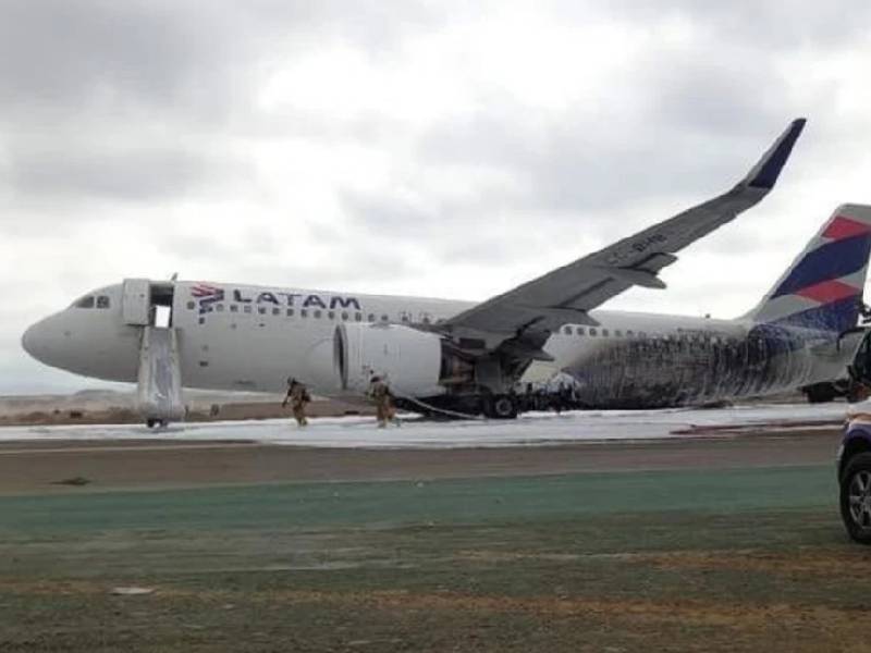 Camión se atraviesa en pista y avión lo impacta