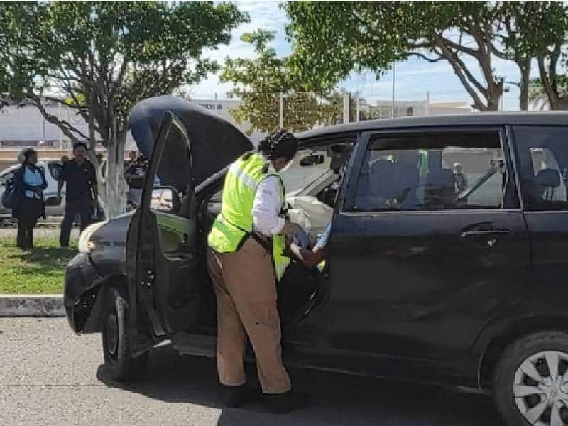 Dos automovilistas se impactan contra dos postes