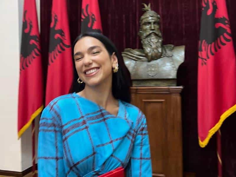 Dua Lipa finaliza la era ‘Future Nostalgia’ con ciudadanía albanesa