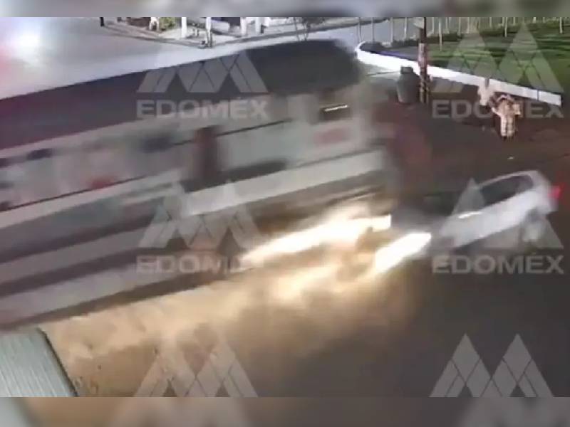 Video. Tren impacta a camioneta en Jardínes de Morelos