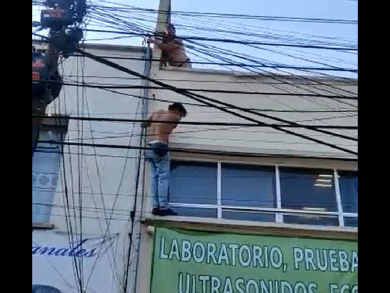 VIDEO. Ladrón trepa a pared para huir; lo tiran al suelo