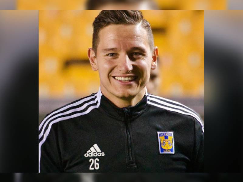 ¡Se armó! Florian Thauvin llega a las instalaciones de Tigres con abogado