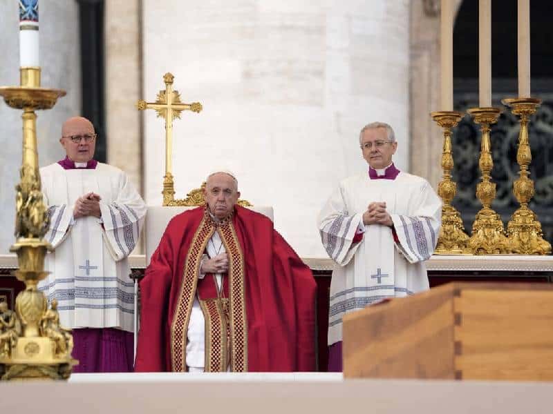 Dan último adiós a Benedicto XVI en la Plaza de San Pedro