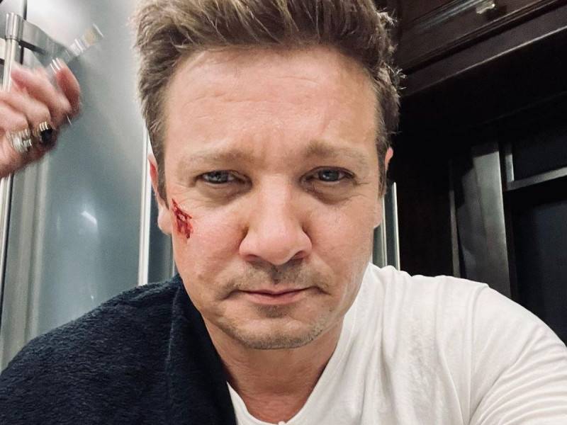 Jeremy Renner reaparece en redes con foto en el hospital tras accidente