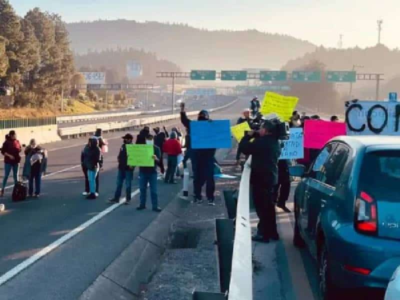 Manifestantes bloquean la México-Toluca; exigen liberación de líder comunal