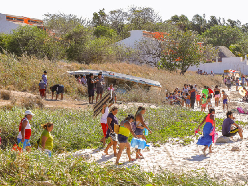 Familias abarrotan playas en Campeche