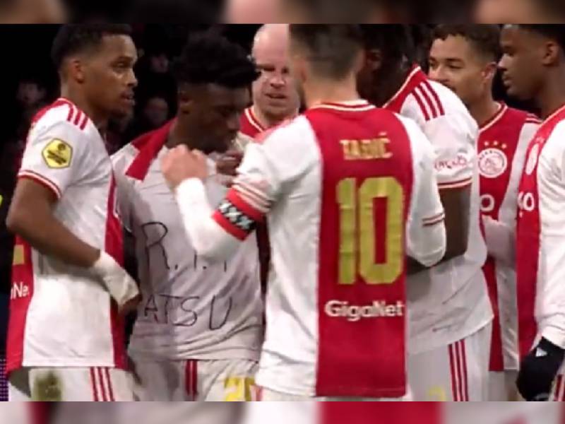 Tras anotar, Jugador del Ajax rinde homenaje en memoria de Christian Atsu