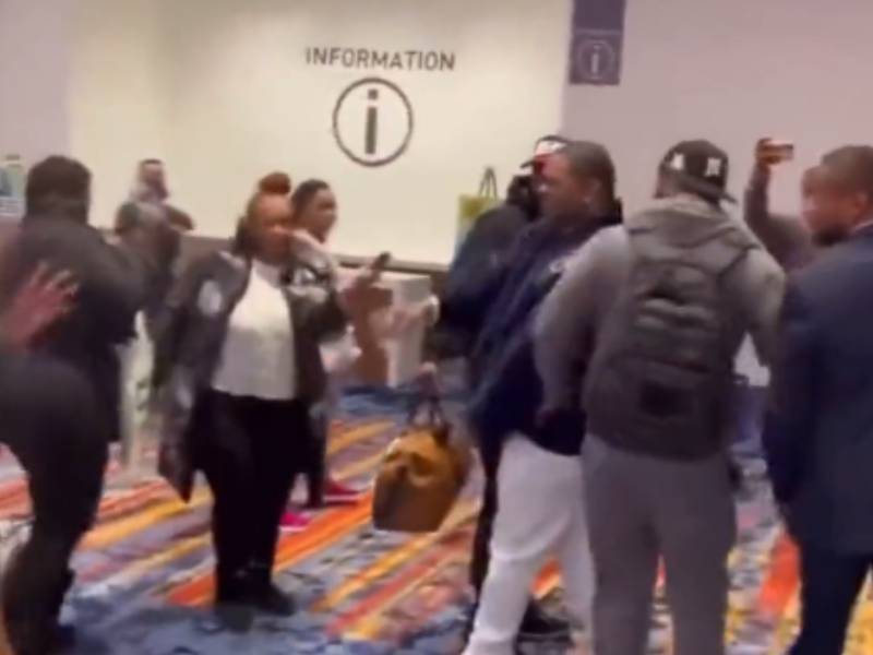 VIDEO: El rapero Busta Rhymes lanza líquido a una fan por tocarlo