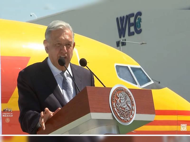 AMLO recibe el primer vuelo de carga de DHL en el AIFA