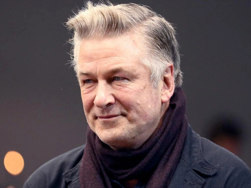 Rebajan uno de dos cargos a Alec Baldwin