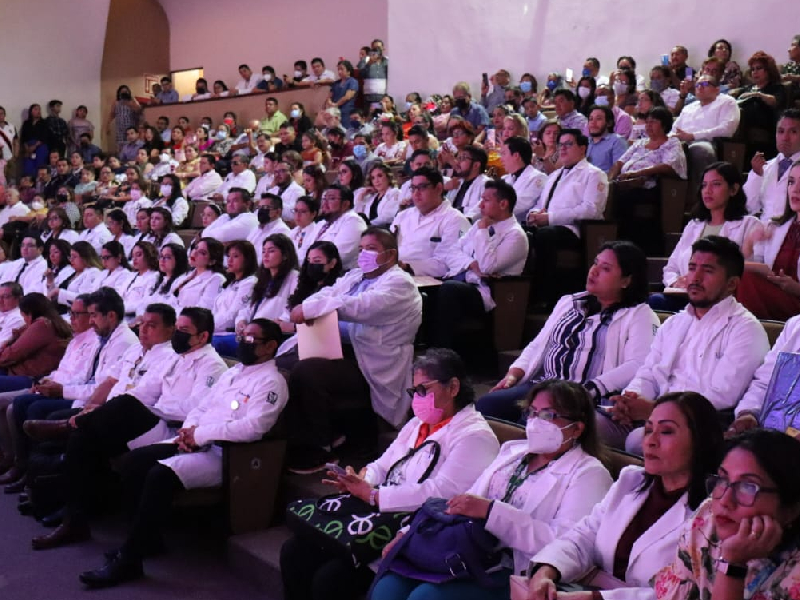 Egresan del IMSS Campeche 51 médicos especialistas e inician su formación 58 más