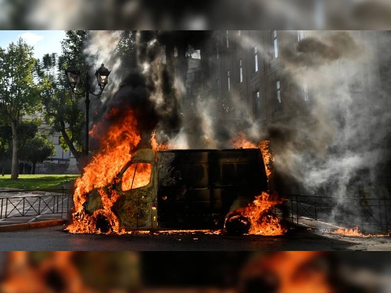 Lanzan bombas en protestas por accidente de tren