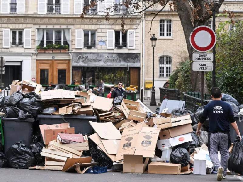 Toneladas de basura sin recoger en París por huelga de recolectores