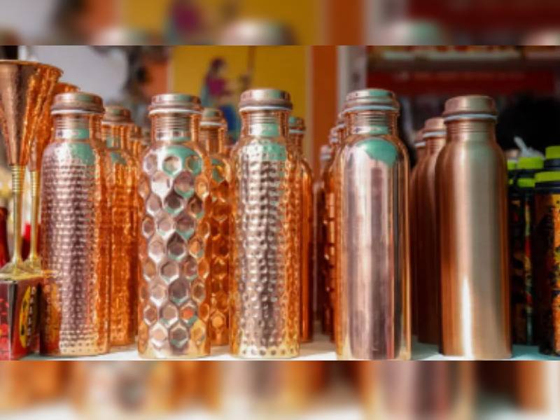¿Beber agua en botellas de cobre de verdad tiene beneficios?