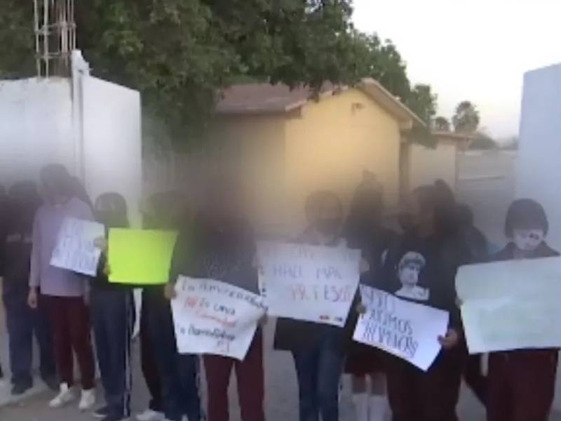 Alumnos protestan tras ser corrido su maestro por presuntamente ser gay