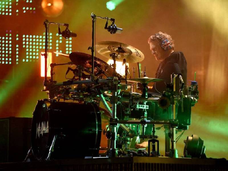 ¡Reprobable! Joven ataca a Rick Allen, baterista de Def Leppard