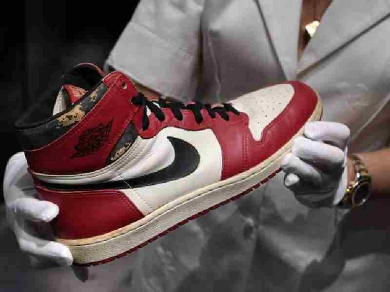 Subastan en 2.2 millones de dólares un par de zapatillas de Michael Jordan, un récord
