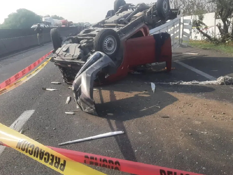 Vuelca camioneta en Circuito Exterior Mexiquense; reportan cuatro muertos y tres heridos