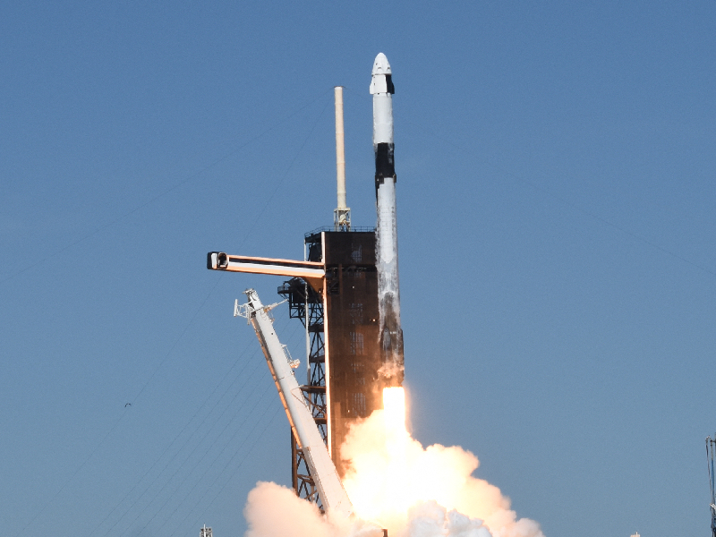 Dos astronautas saudíes despegan en misión privada a la Estación Espacial Internacional el 8 de mayo