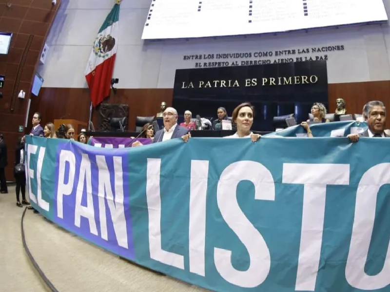 Panistas toman tribuna en el Senado y suspenden sesión